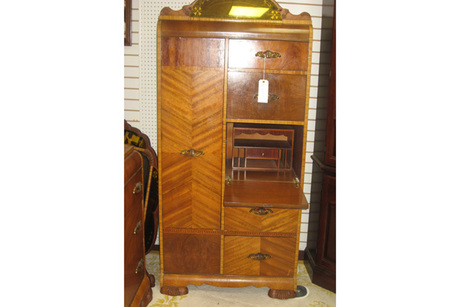 Four Piece Art Deco Waterfall Bedroom Set From Somewhere In Time Flint Mi Auctions Seize The Deal