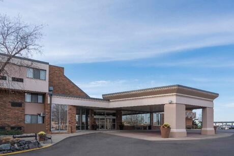 Holiday Inn Hotel & Suites St. Cloud