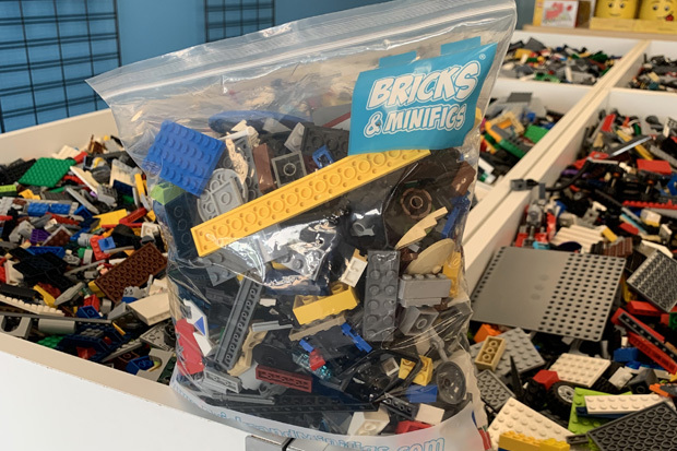 Bricks & Minifigs