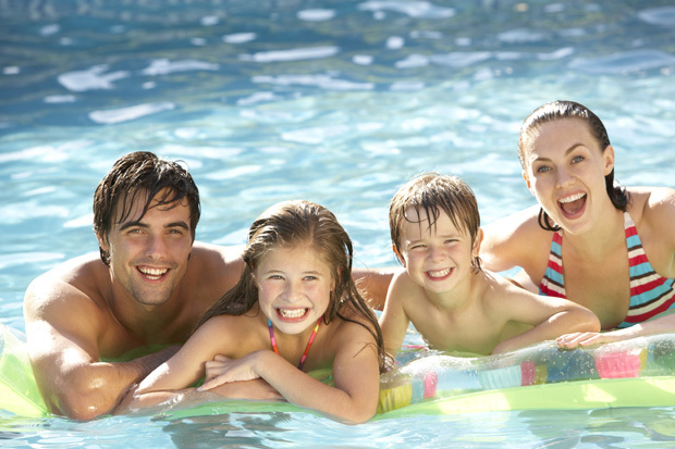 Familyinpoolgiresized